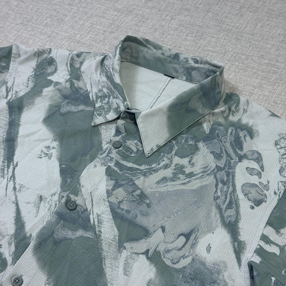 Lululemon Button-Up Shirt Mens L Green Graphic Print Short Sleeve Polyester